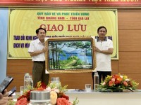 Tặng quà lưu niệm giữa lãnh đạo hai Quỹ