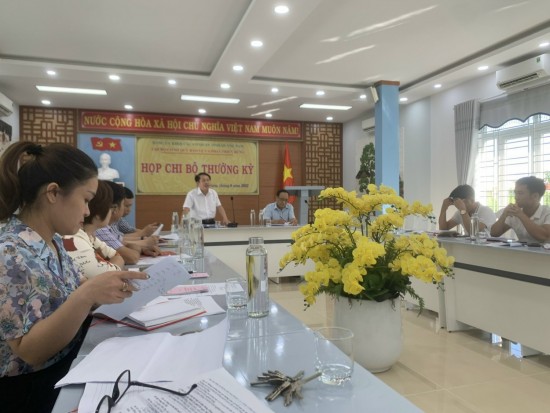 đ/c Huỳnh Đức – Bí thư Chi bộ triển khai cuộc họp