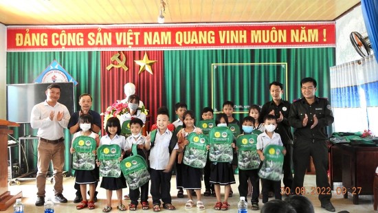 Ban quản lý Khu bảo tồn loài và sinh cảnh Voi tặng 400 cặp sách cho học sinh