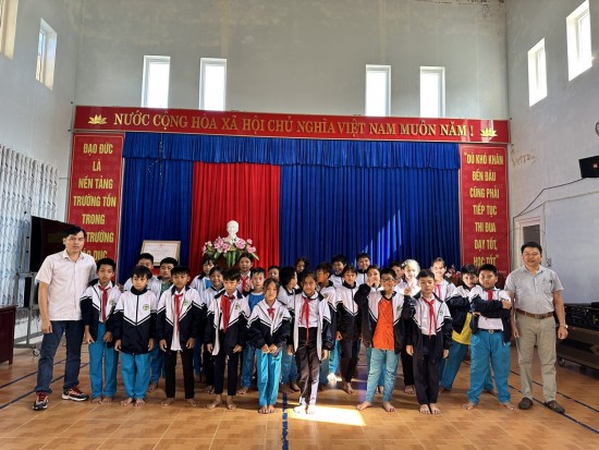 Gửi hơi ấm cho học sinh vùng cao, tỉnh Quảng Nam