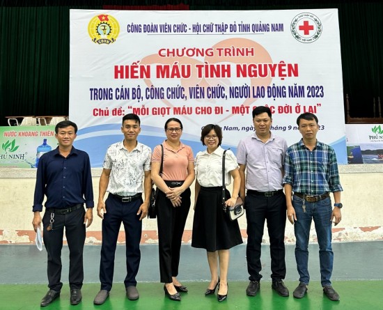 Đoàn viên CĐCS Quỹ Bảo vệ và Phát triển rừng tham gia hiến máu tình nguyện