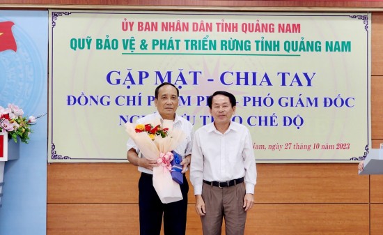 đ/c Huỳnh Đức – Bí thư Chi bộ tặng hoa chia tay
