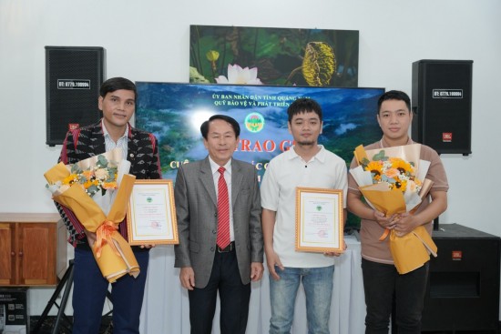 Giám đốc Quỹ Bảo vệ và Phát triển rừng trao giải nhất, nhì, ba cho các tác giả.