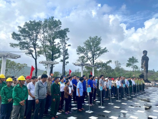 Lễ phát động trồng cây nhân kỷ niệm 65 năm ngày Lâm nghiệp Việt Nam