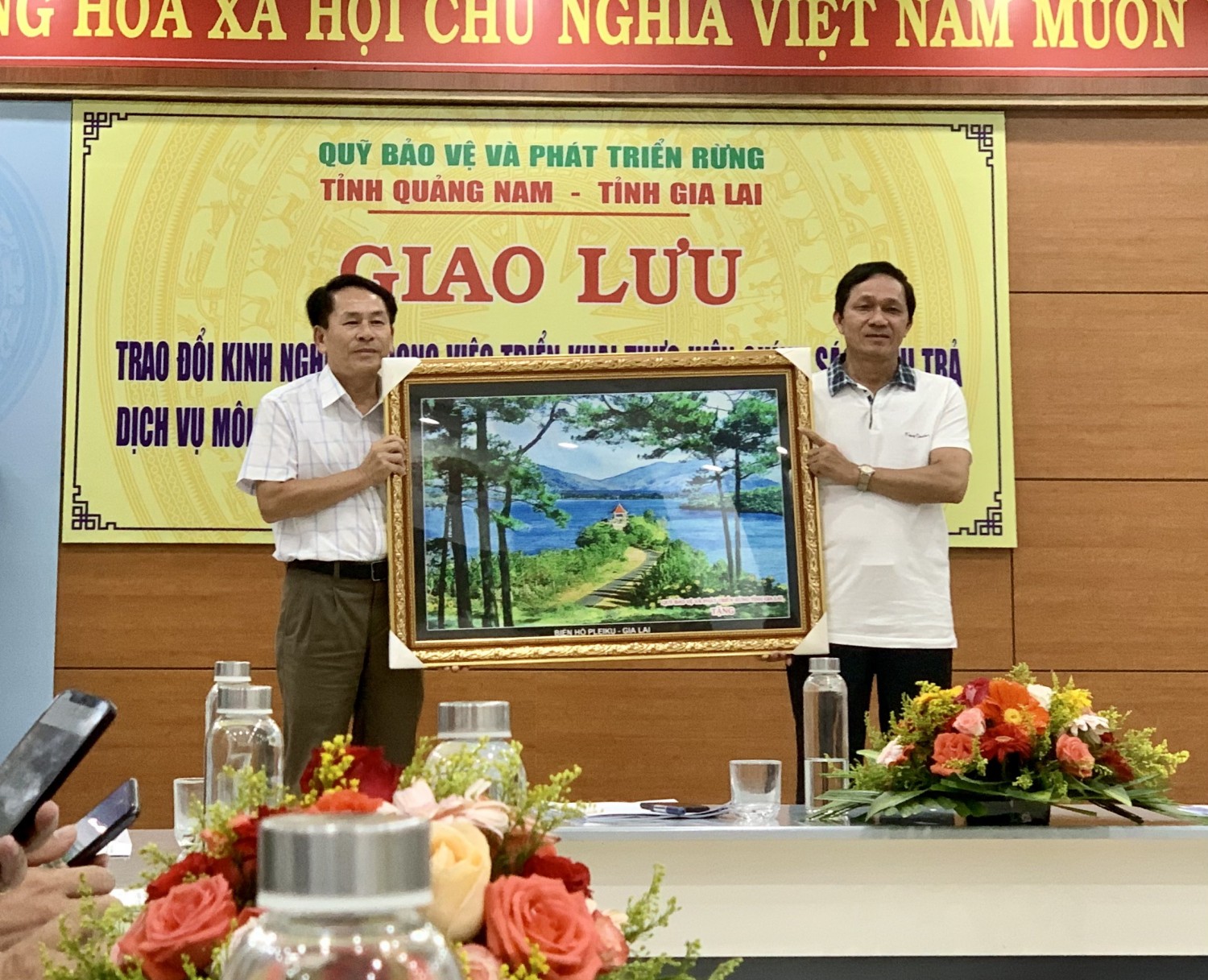 Tặng quà lưu niệm giữa lãnh đạo hai Quỹ