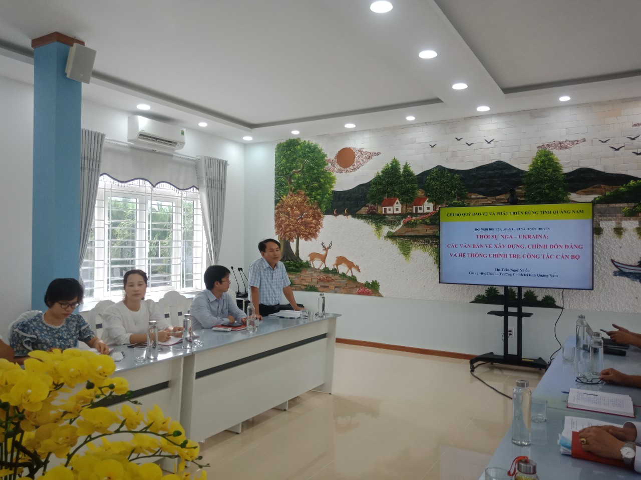Hội nghị học tập, quán triệt và tuyên truyền các văn bản về xây dựng, chỉnh đón đảng và hệ thống chính trị; công tác cán bộ.