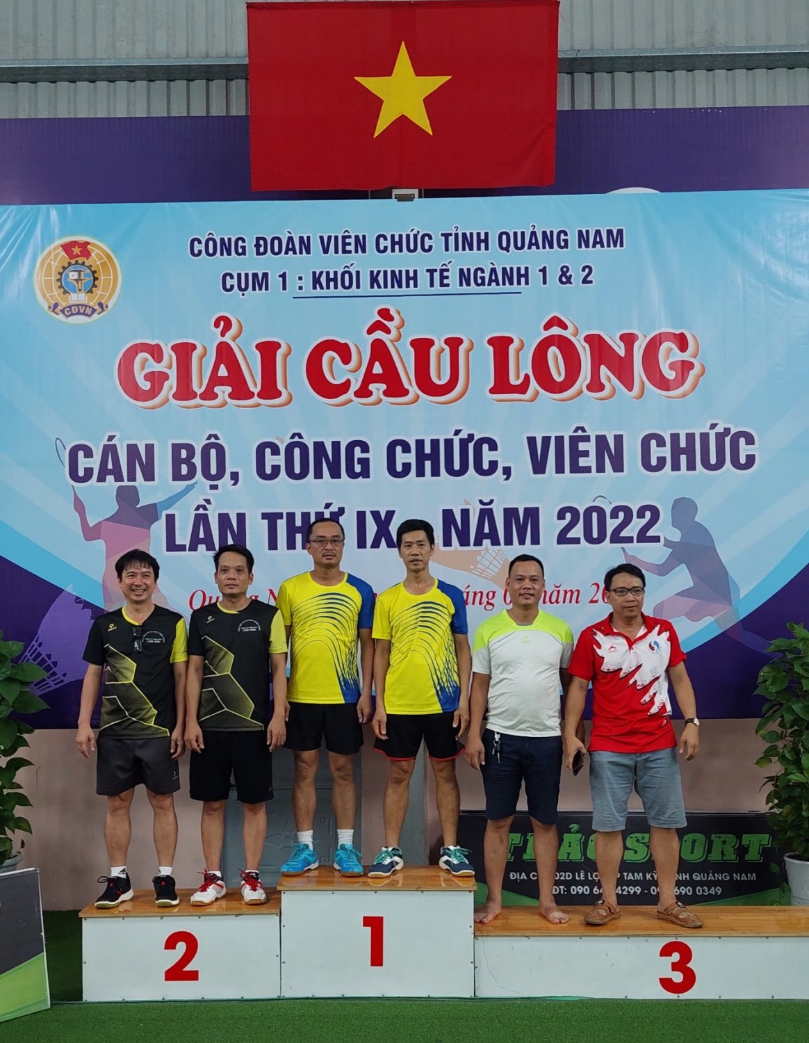 VĐV Kiều Phương Bình - Nguyễn Ngọc Thủy (Ngoài cùng bên trái) trên mục nhận huy chương