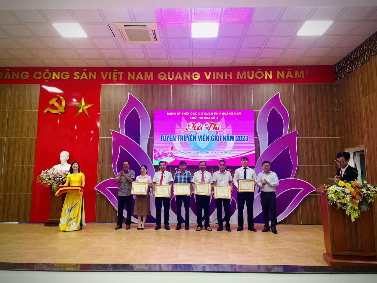 Ban tổ chức Trao giải khuyên khích cho các tuyên truyền viên.