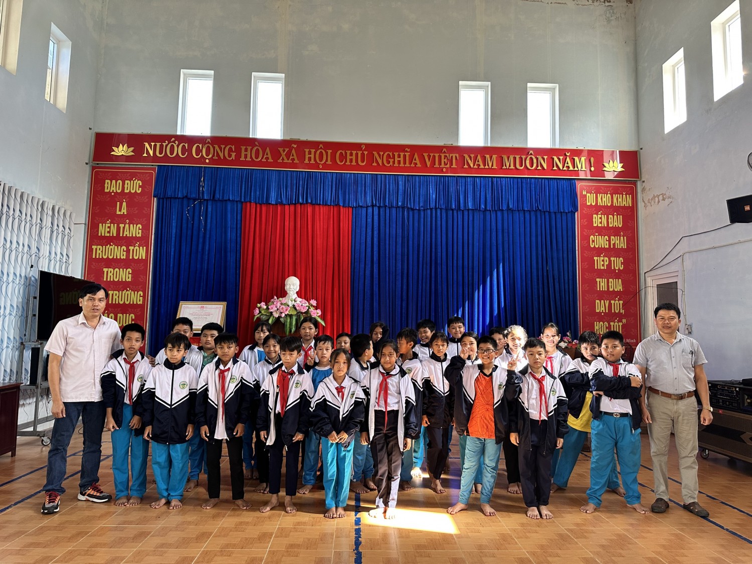 Gửi hơi ấm cho học sinh vùng cao, tỉnh Quảng Nam