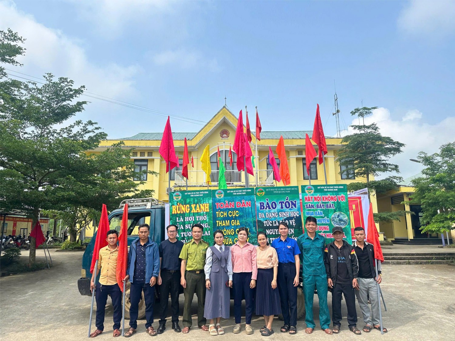 Tuyên truyền lưu động về trách nhiệm của cộng đồng trong công tác quản lý bảo vệ rừng và phòng cháy chữa cháy rừng